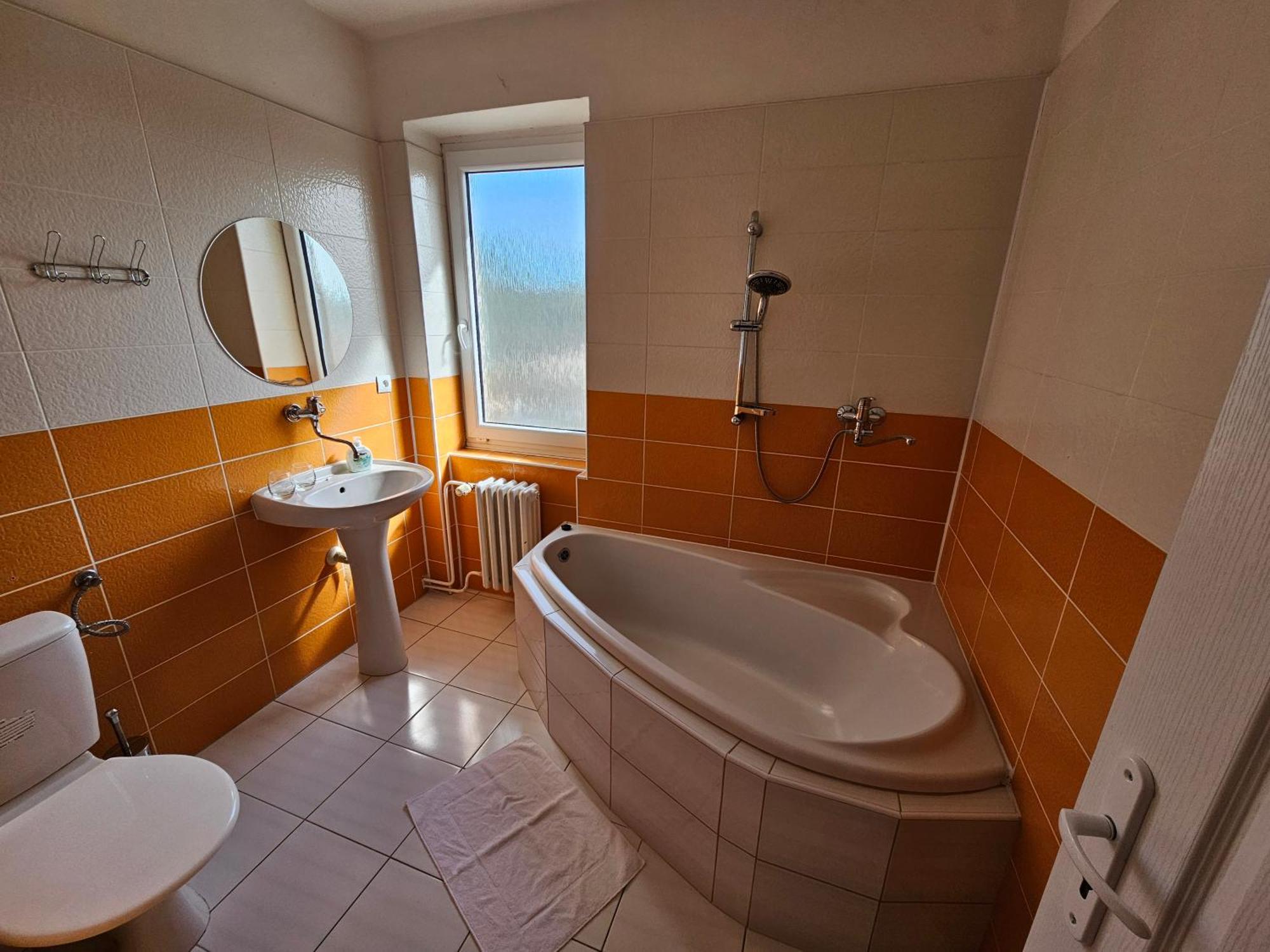 Hotel Union Лоуни Екстер'єр фото